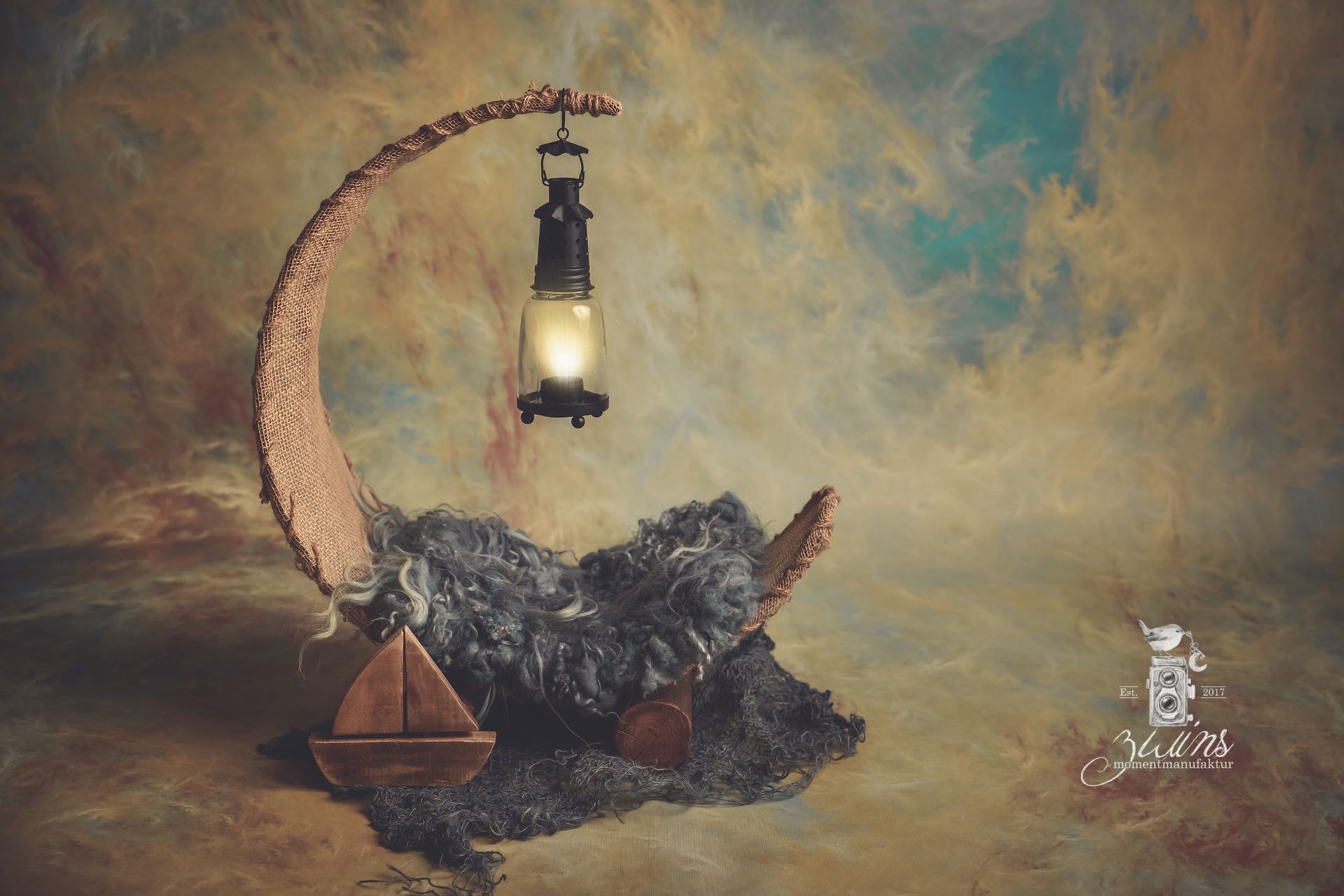 Neugeborenenfotoshooting in Hamburg im Fotoset mit Mond