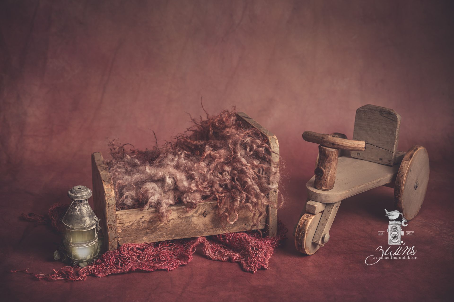 Geschwisterfotos in Bad Bramstedt im Fotoset mit Holzbett und Roller