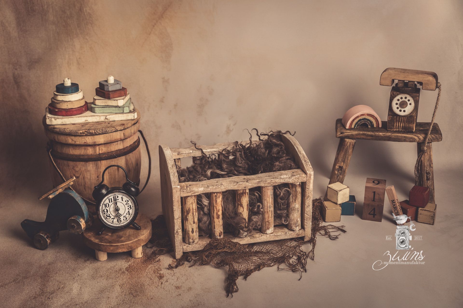 Neugeborenenfotoshooting in Henstedt-Ulzburg im Fotoset mit Holzbett