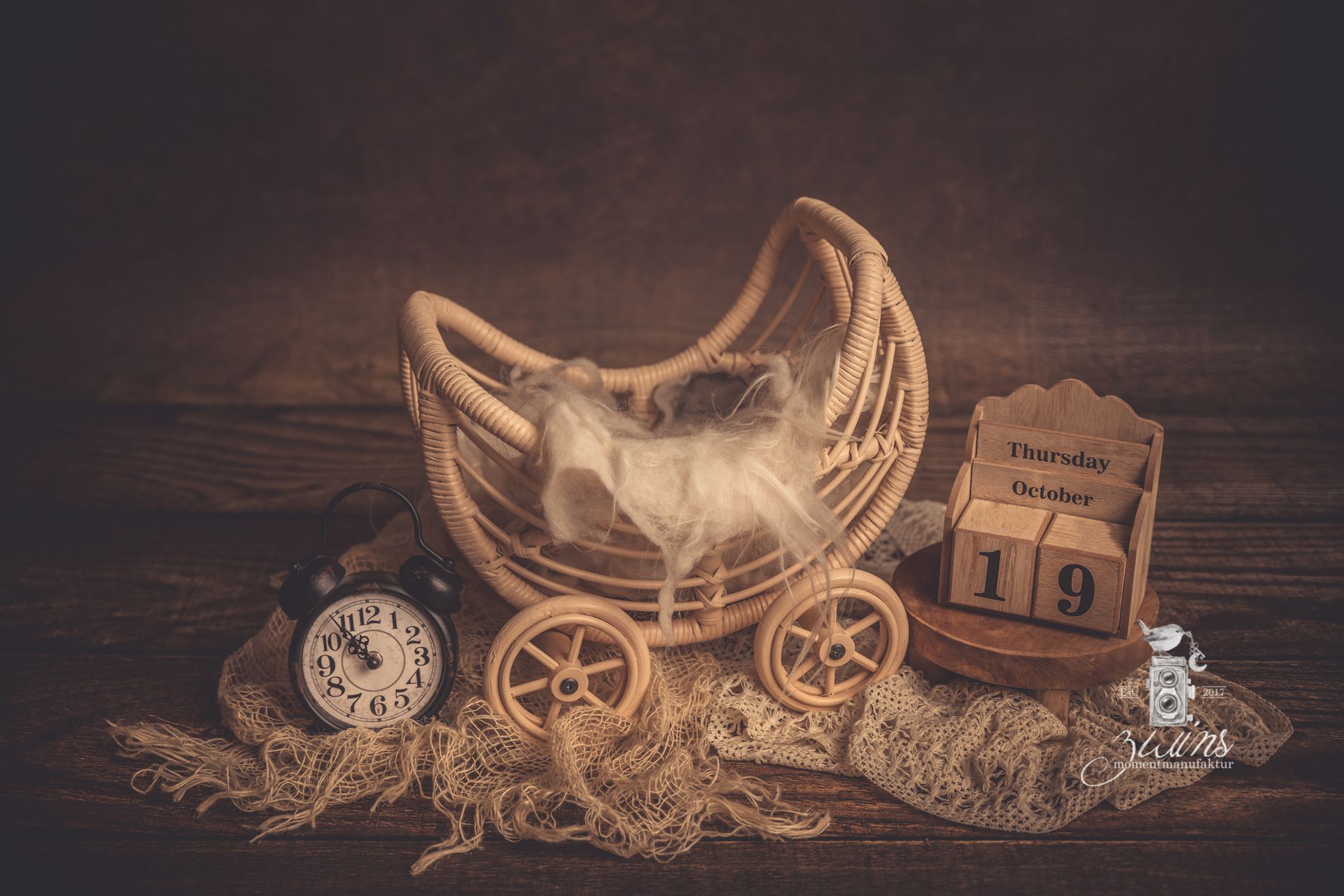 Newbornfotografin in Norderstedt im dekorativen Fotoset für Neugeborene