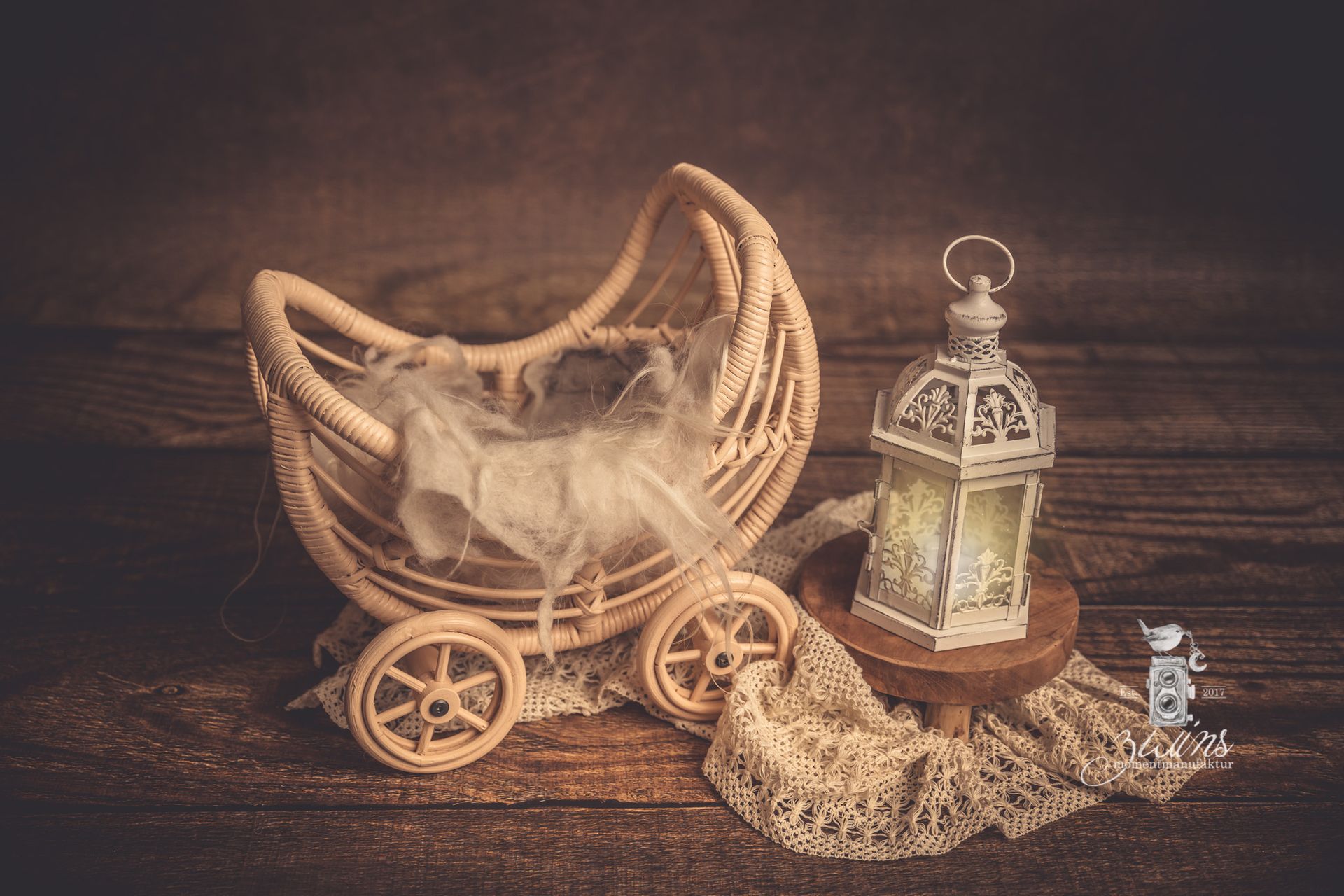 Newbornfotografin in Kisdorf im dekorativen Fotoset für Neugeborene