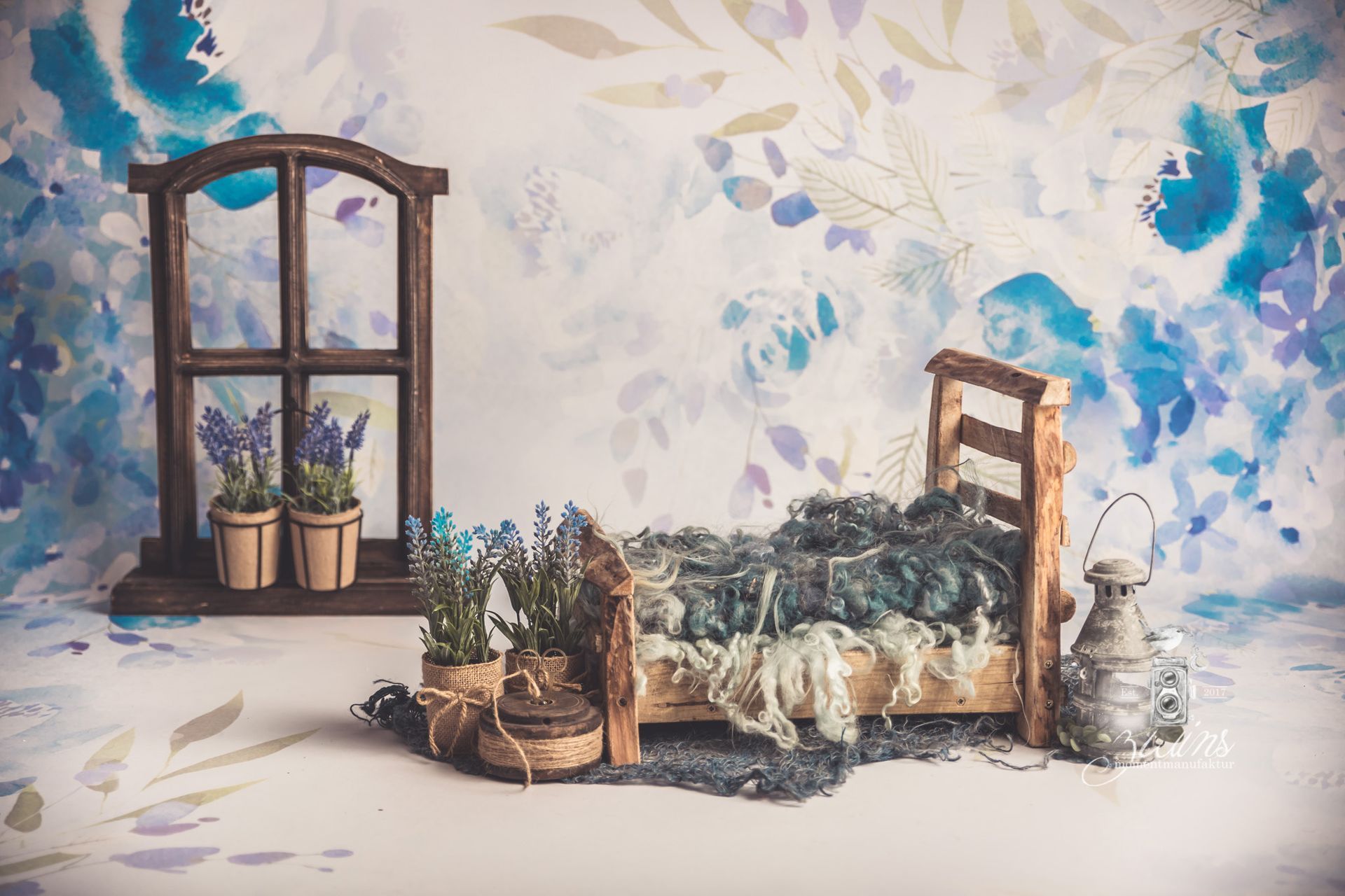 Neugeborenenfotoshooting in Henstedt-Ulzburg im Fotoset mit Holzbett