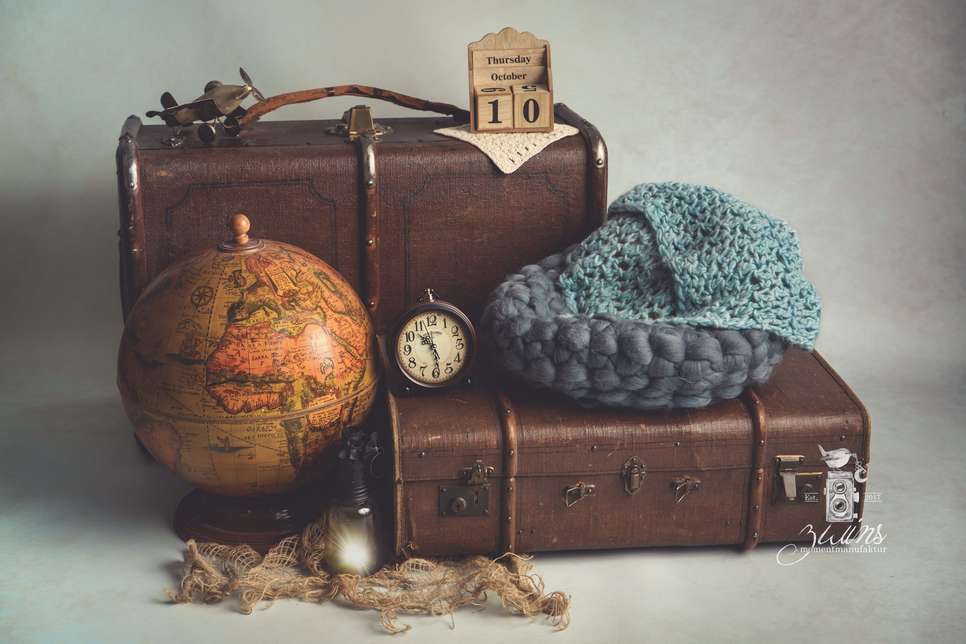 Neugeborenenfotoshooting in Henstedt-Ulzburg im Fotoset Tagträumer mit alten Koffern und Globus