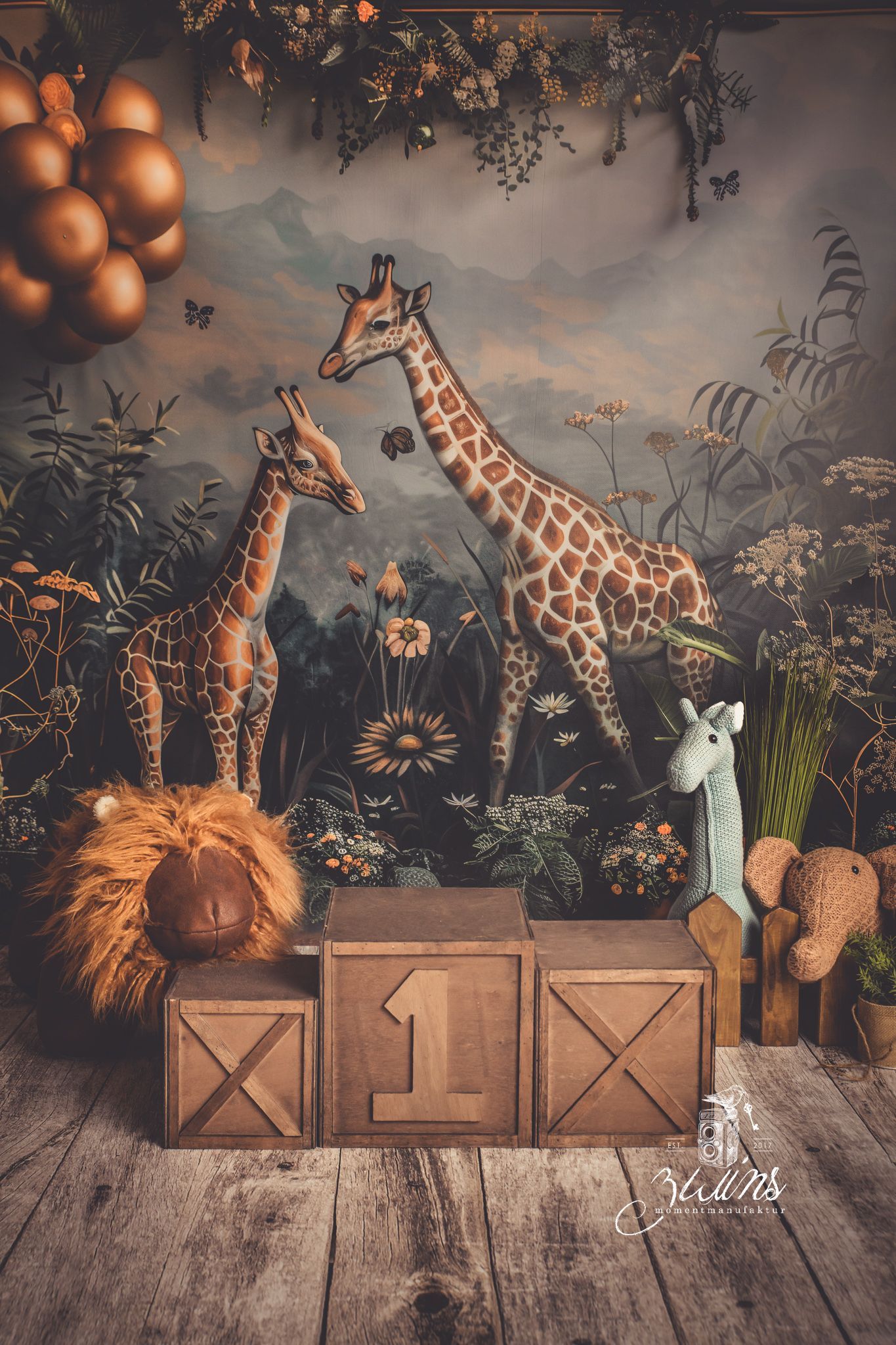 Fotoset Wild Life mit Holzkisten und Dschungeltieren Löwe, Giraffe, Elefant aus Stoff auf gemalten Hintergrund mit Giraffen in Wildnis