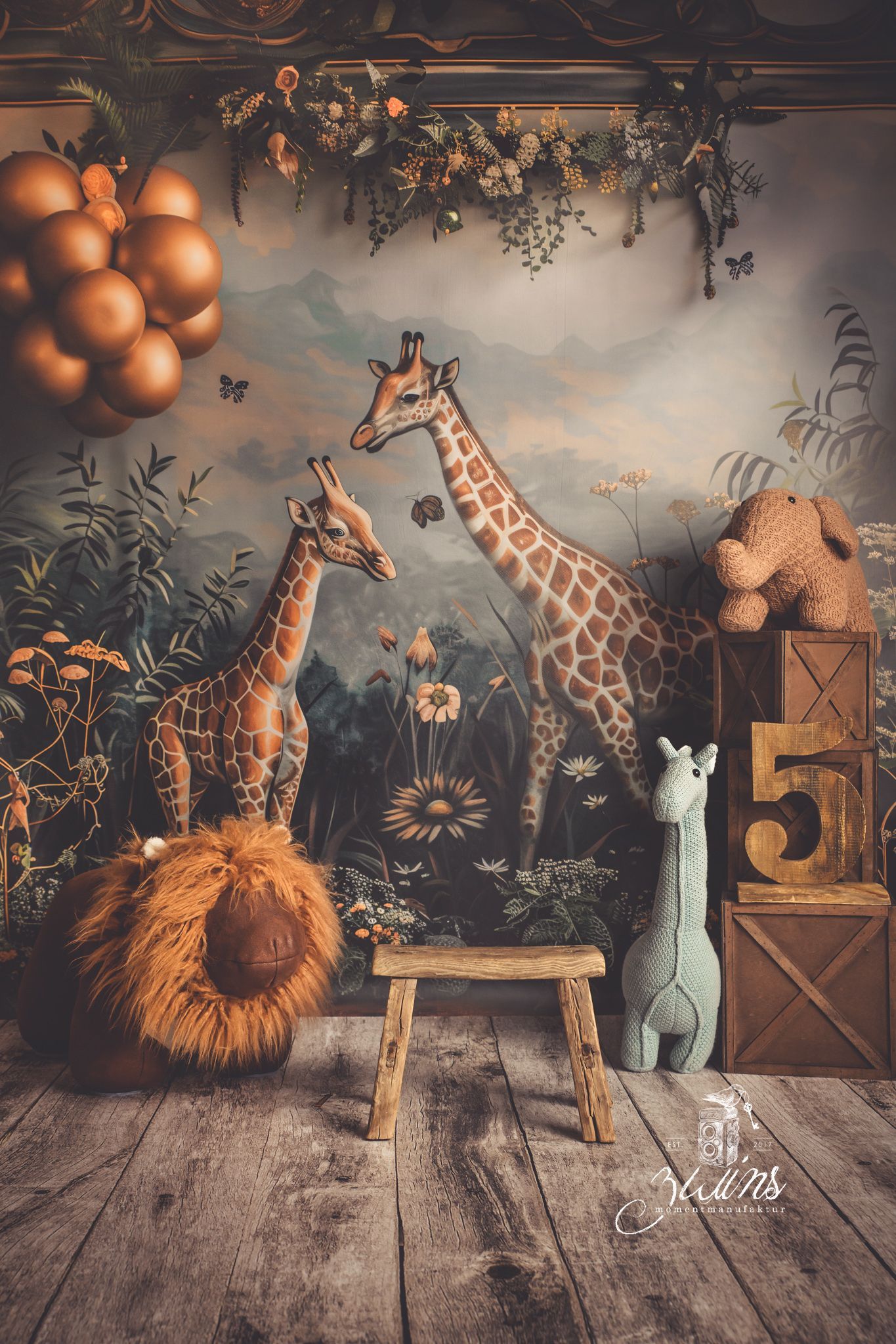 Fotoset Wild Life mit Holzkisten und Dschungeltieren Löwe, Giraffe, Elefant aus Stoff auf gemalten Hintergrund mit Giraffen in Wildnis