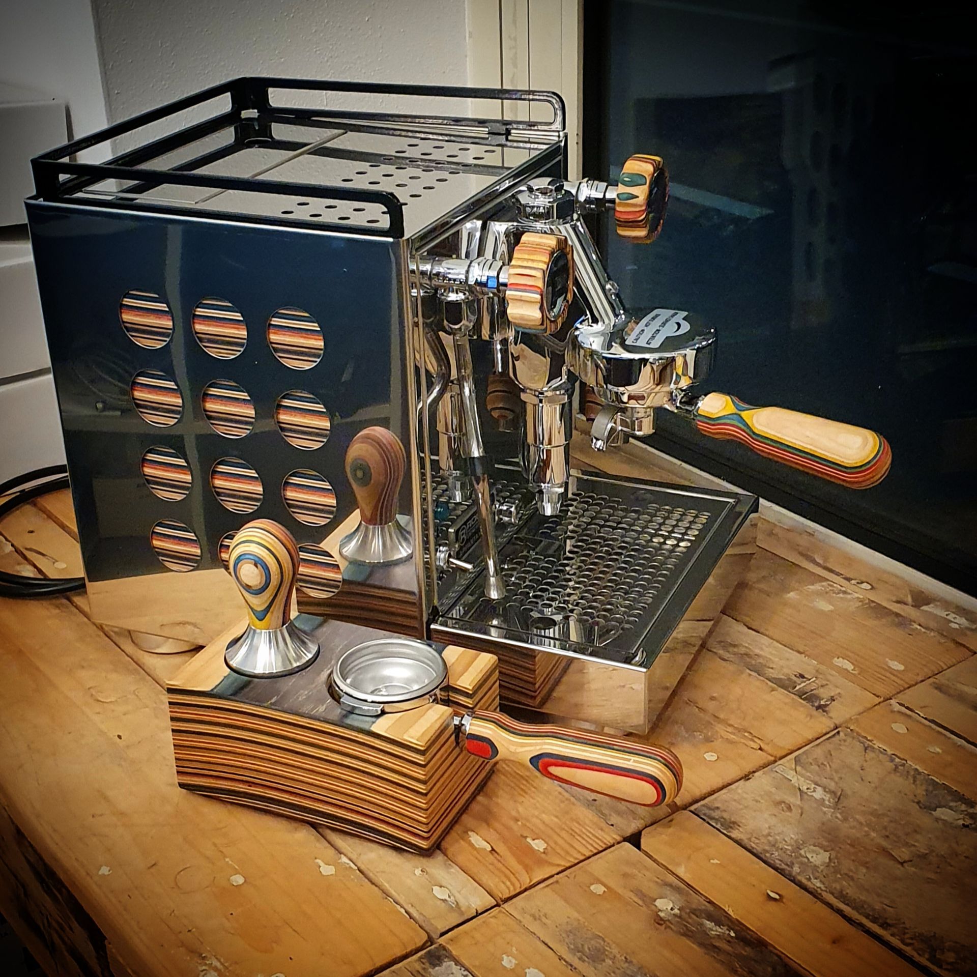 Siebträgermaschine Rocket Espresso Appartamento mit Veredelungsset. Griffe, Tamperstation und Tamper aus upgecycleten Skateboards.