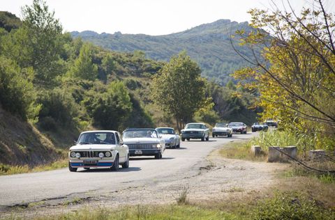 CORTEGE DE VOITURES DE COLLECTION EN BALADE