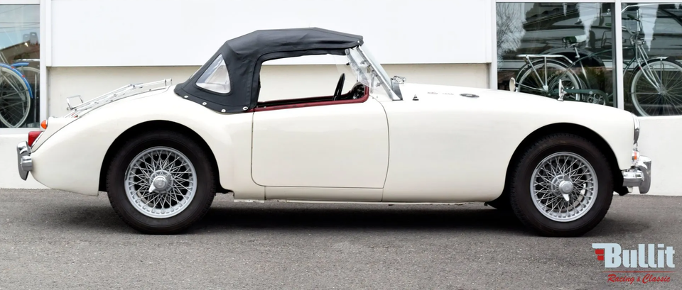 MGA 1600 cabriolet MK2, 1961, vue de profil droit, couleur ivoire et capote noire