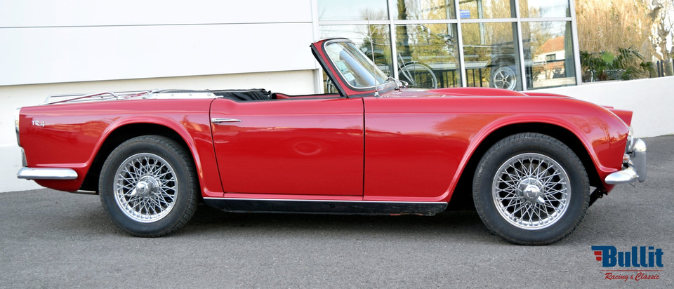 Triumph TR4, 1962, vue de profil droit, couleur rouge et capote noire