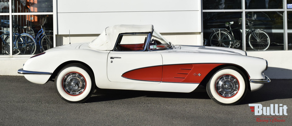 CHEVROLET Corvette C1, 1960, vue de profil droit, couleur ivoire et capote ivoire