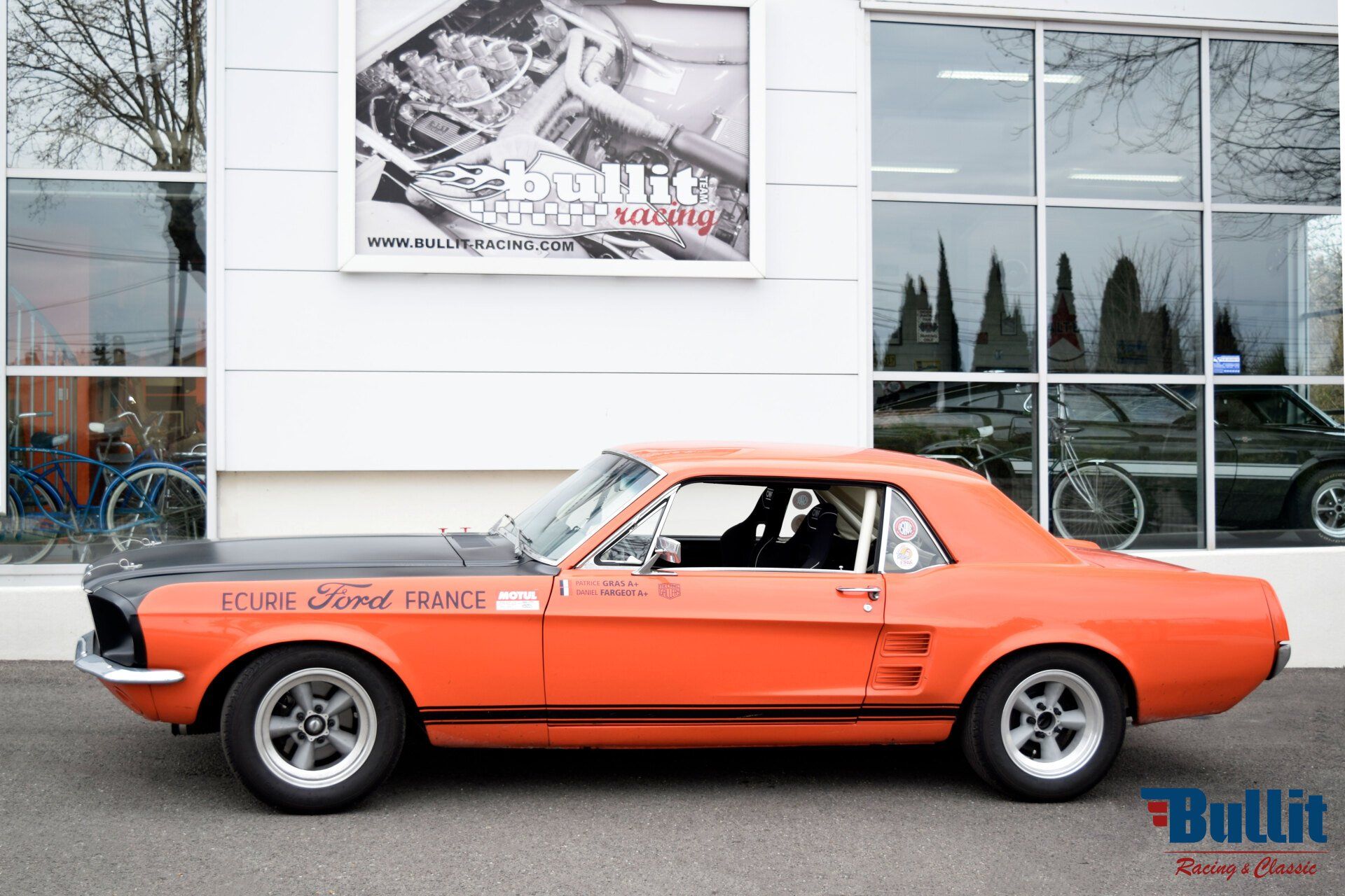 Ford Mustang 1967 préparée course groupe 2 FIA orange et noir