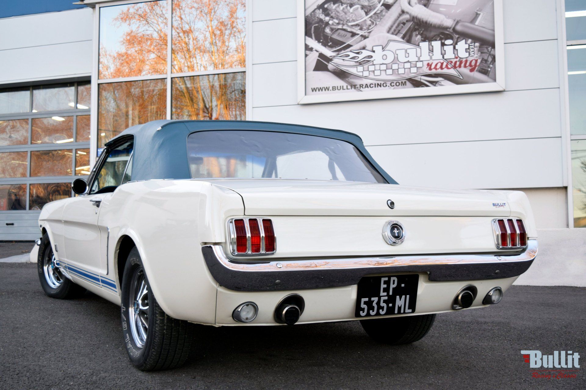 FORD Mustang cabriolet 289 code A 1965, vue de 3/4 arrière gauche