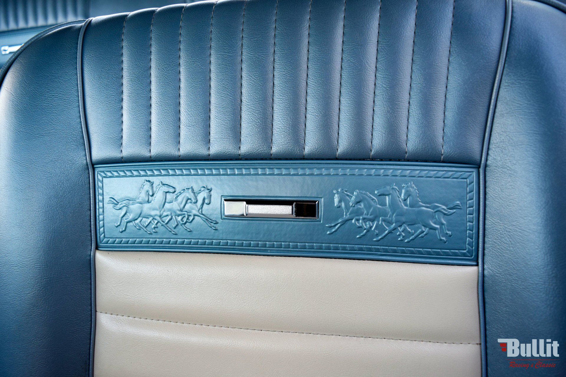 détail siege pony FORD Mustang cabriolet 289 code A 1965