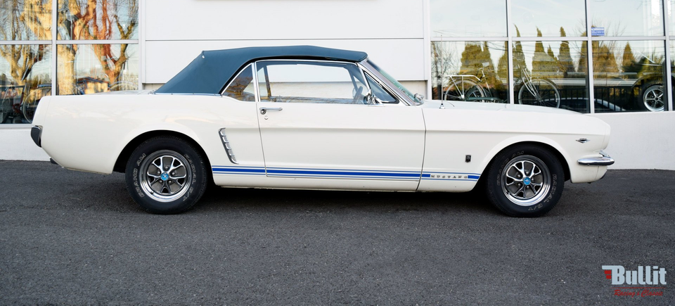 FORD Mustang cabriolet 289 code A, 1965, vue de profil droit, couleur blanche et capote bleue