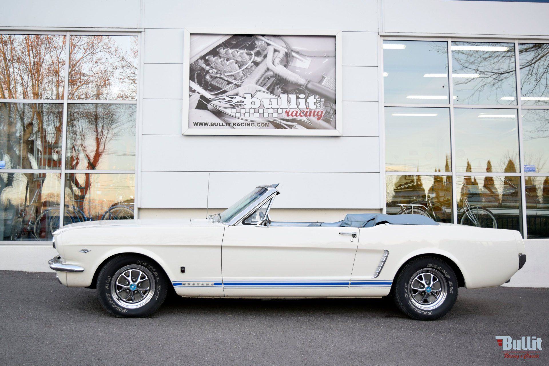 FORD Mustang cabriolet 289 code A 1965, vue de profil