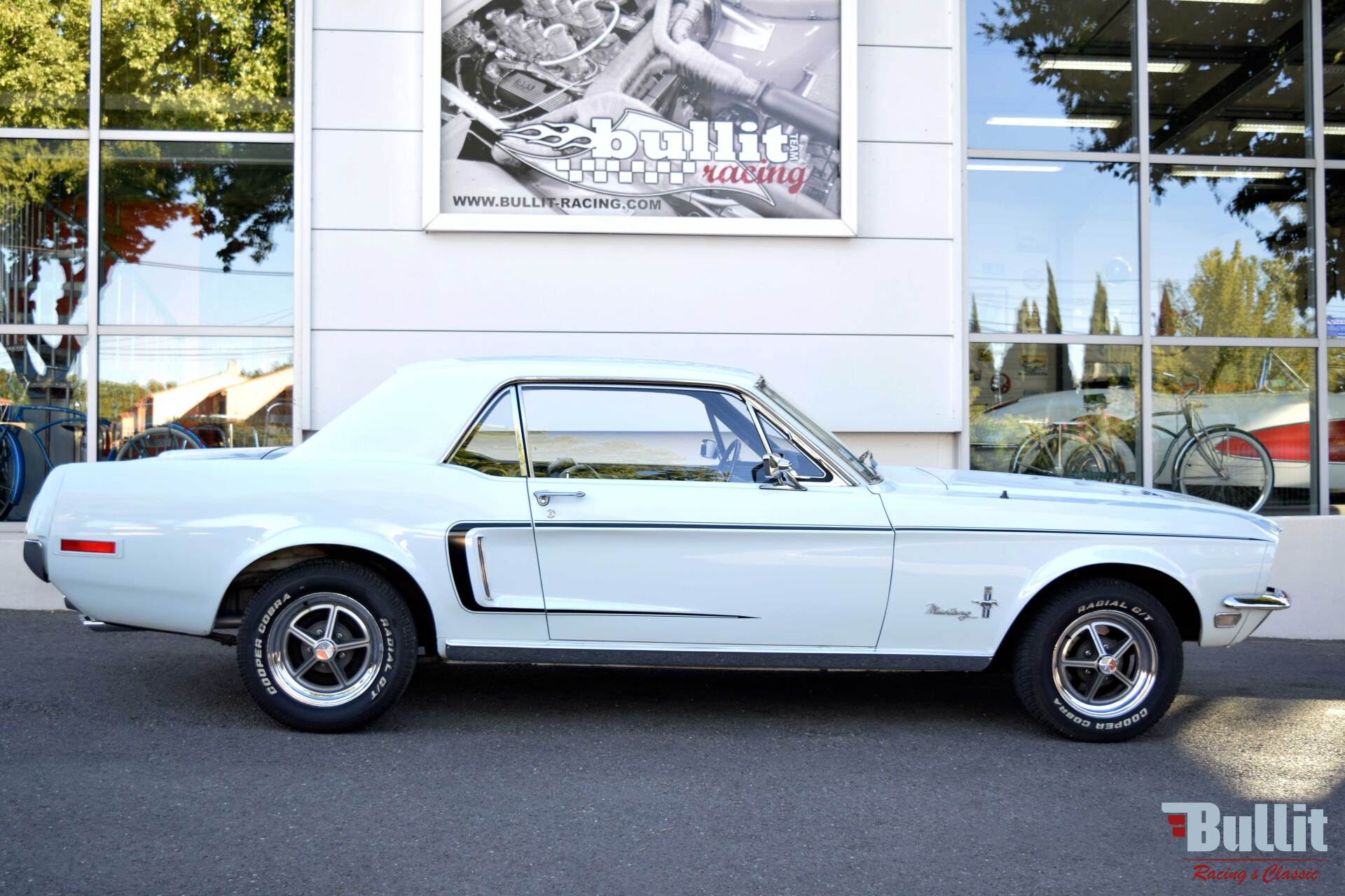 FORD Mustang coupé 302 code J boîte 4 - 1968, vue de profil droit