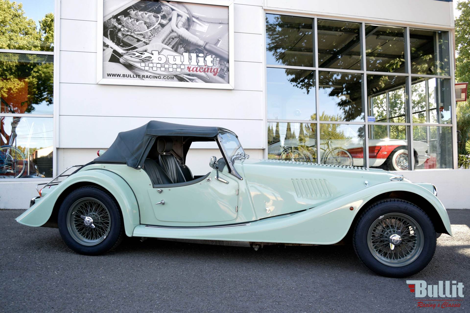 Morgan Plus 4 vue de profil droit