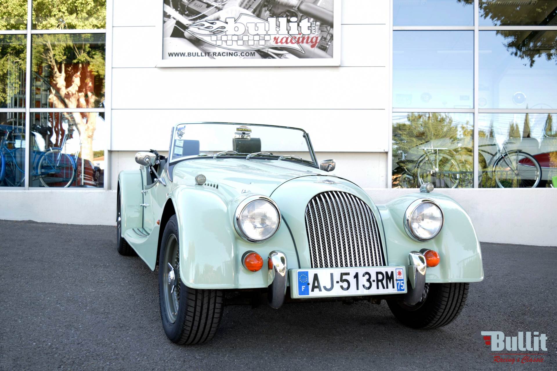 Morgan Plus 4 vue 3/4 avant droit
