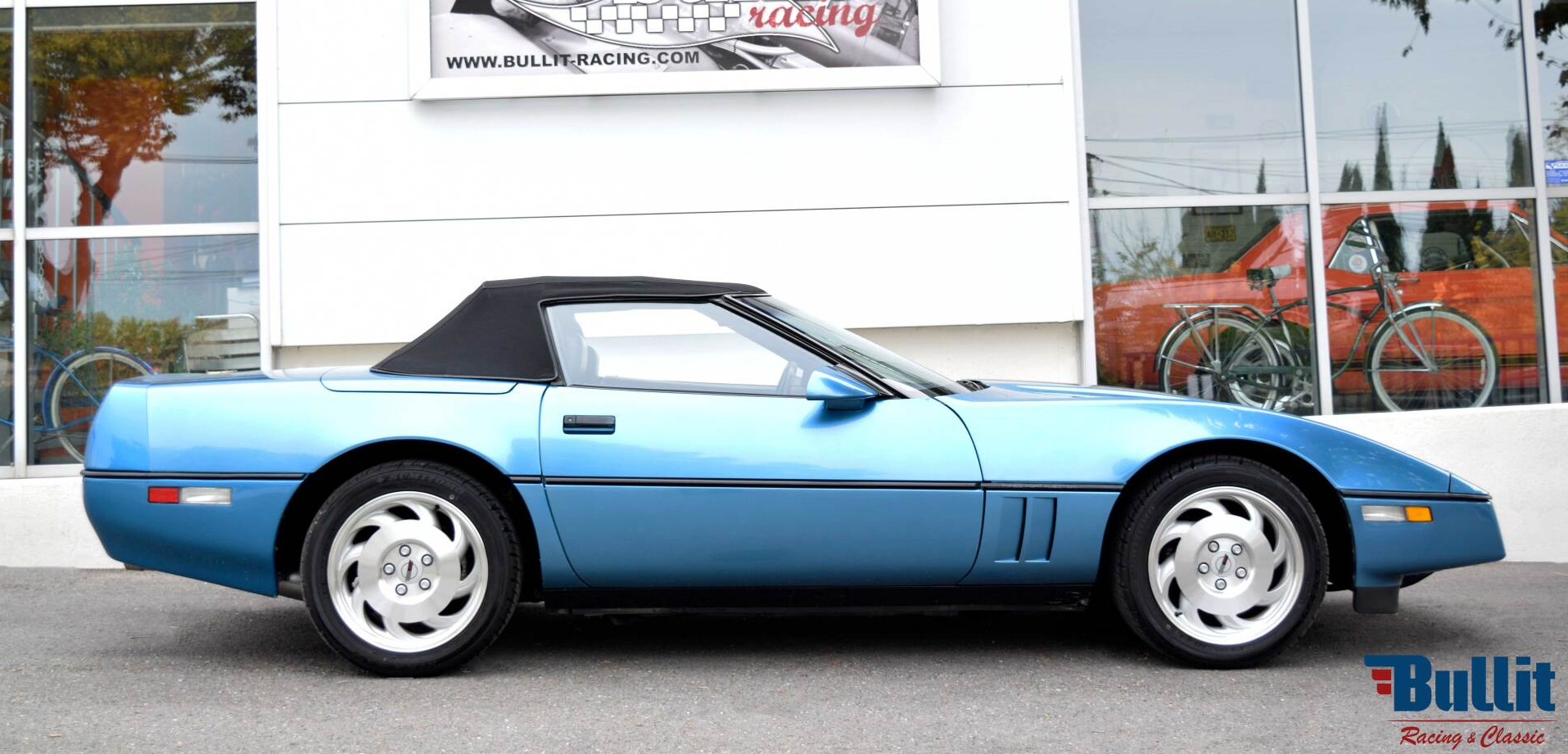 Chevrolet Corvette C4 L98, 1987, vue de profil droit, couleur bleu métallisé et capote noire