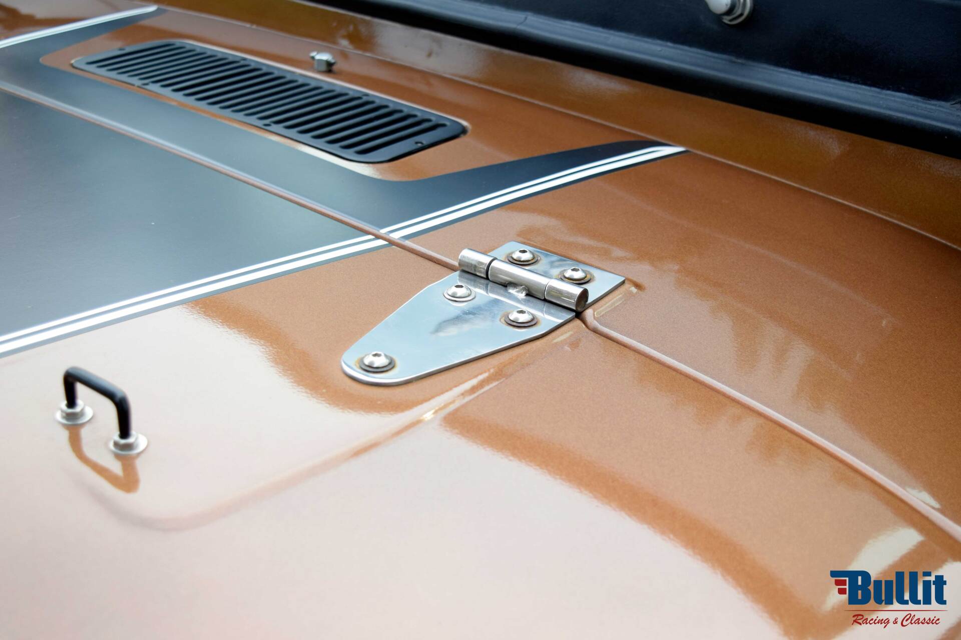 détail capot JEEP RENEGADE 1972