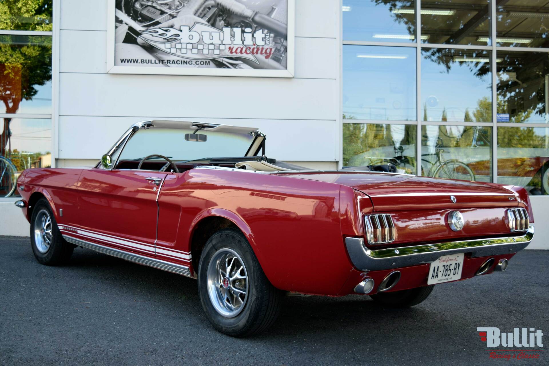 Ford Mustang cabriolet 289 code C boite 4 de 1966 vue de 3/4 arrière gauche