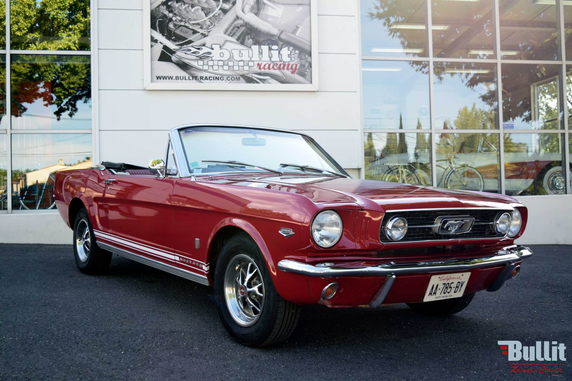 Ford Mustang cabriolet 289 code C boite 4 de 1966 vue 3/4 avant droit