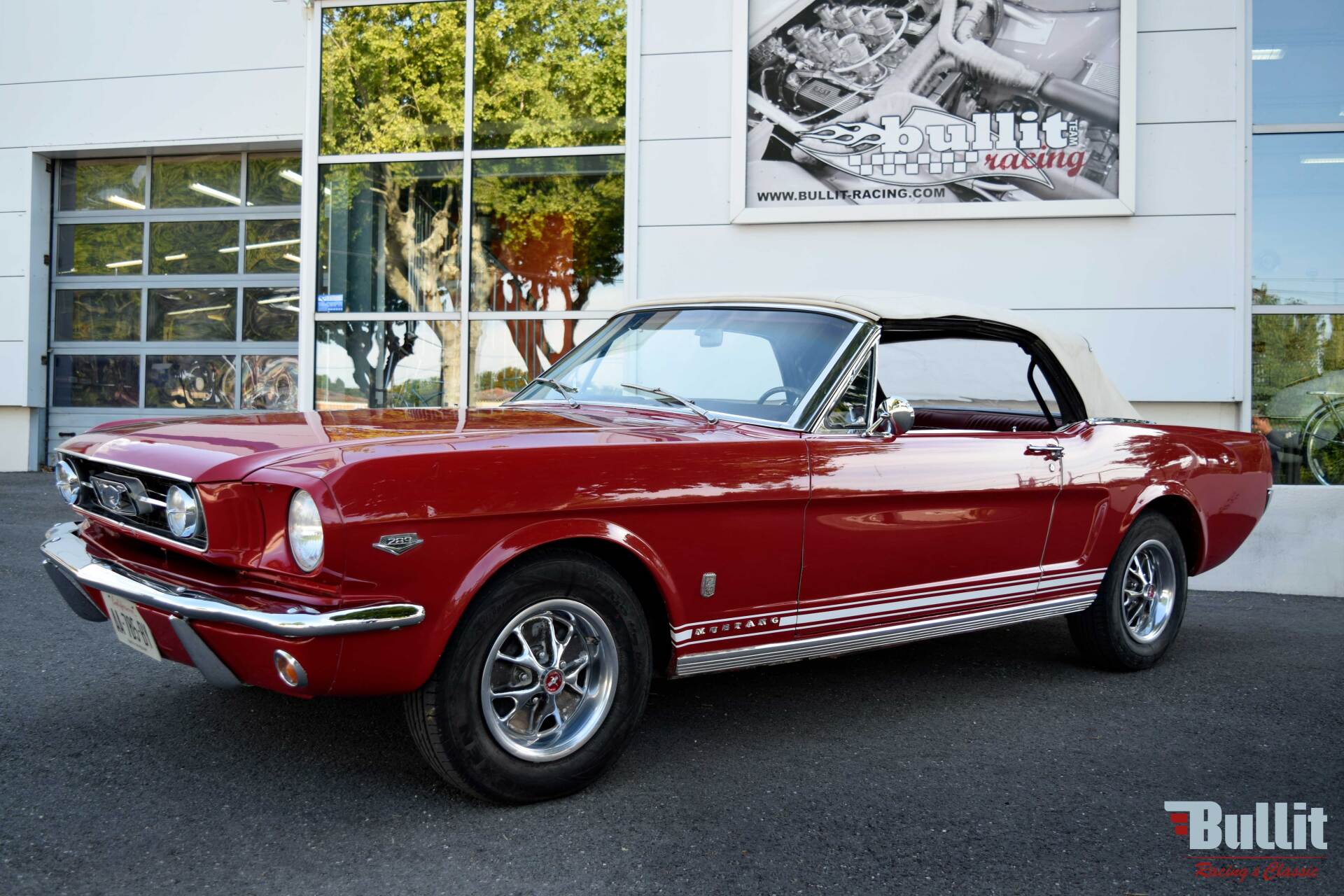 Ford Mustang cabriolet 289 code C boite 4 de 1966 vue 3/4 avant gauche
