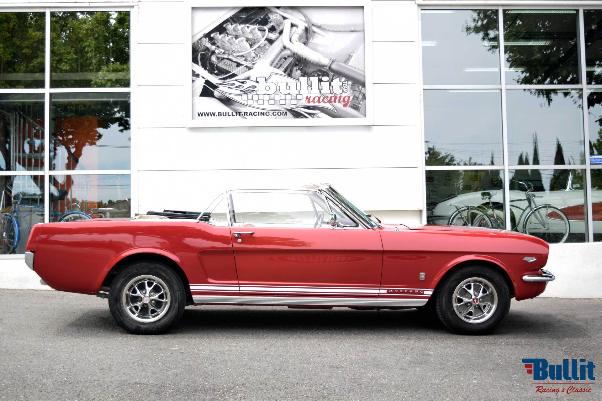 Ford Mustang cabriolet 289 code C boite 4 de 1966 vue de profil droit