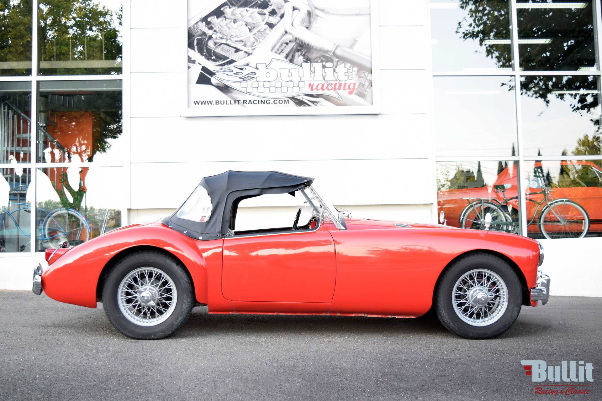 MGA 1500 cabriolet MK1 de 1959 vue de profil droit