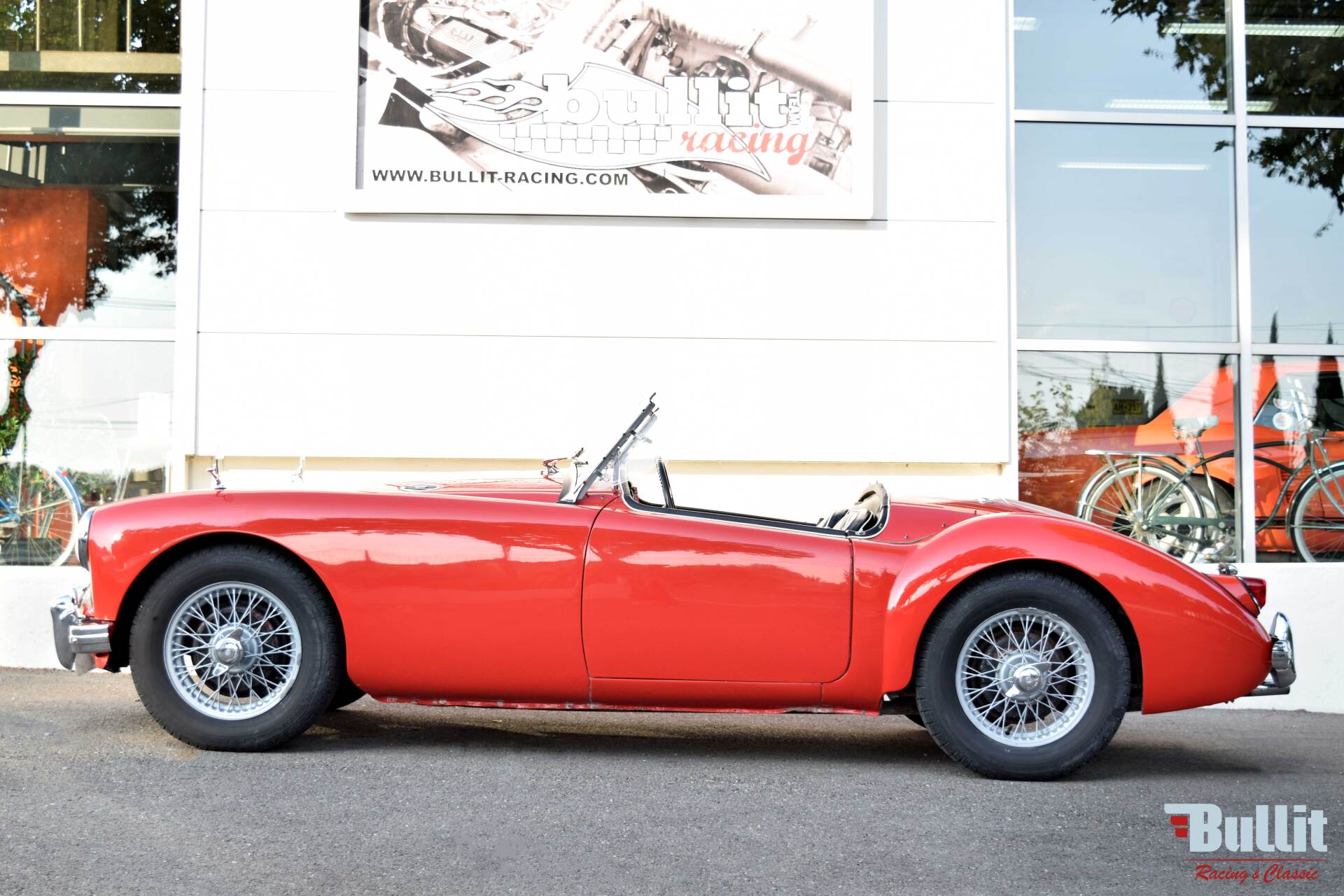 MGB cbariolet, 1967, couleur vert métallisé, intérieur cuir noir et liserés blancs