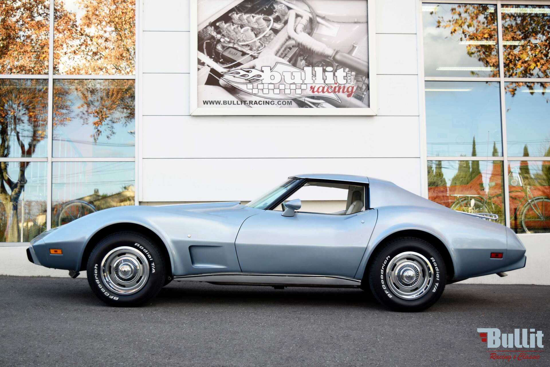 chevrolet corvette c3 de 1977 vue de profil gauche