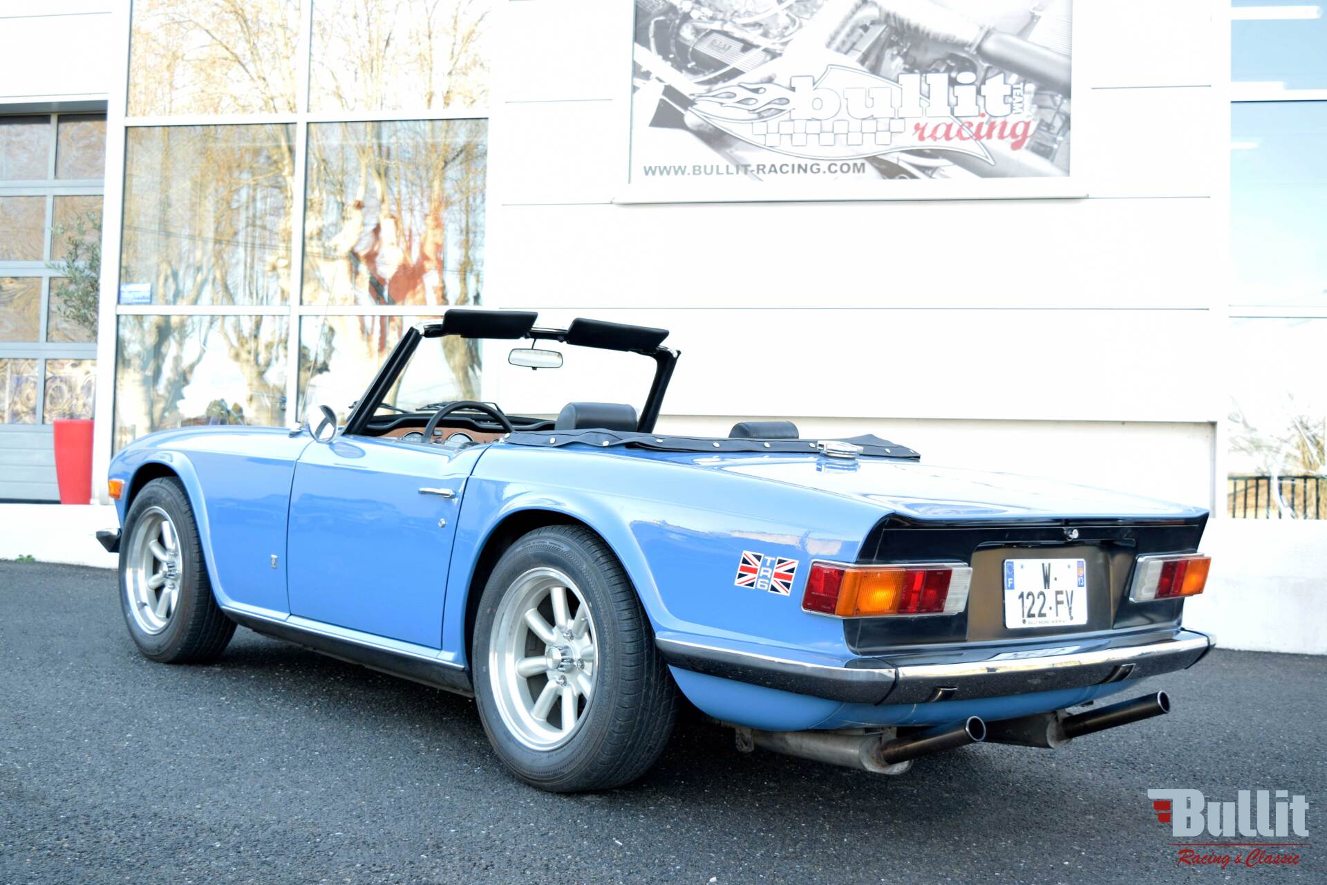 Triumph TR6 de 1974 vue de 3/4 arrière gauche