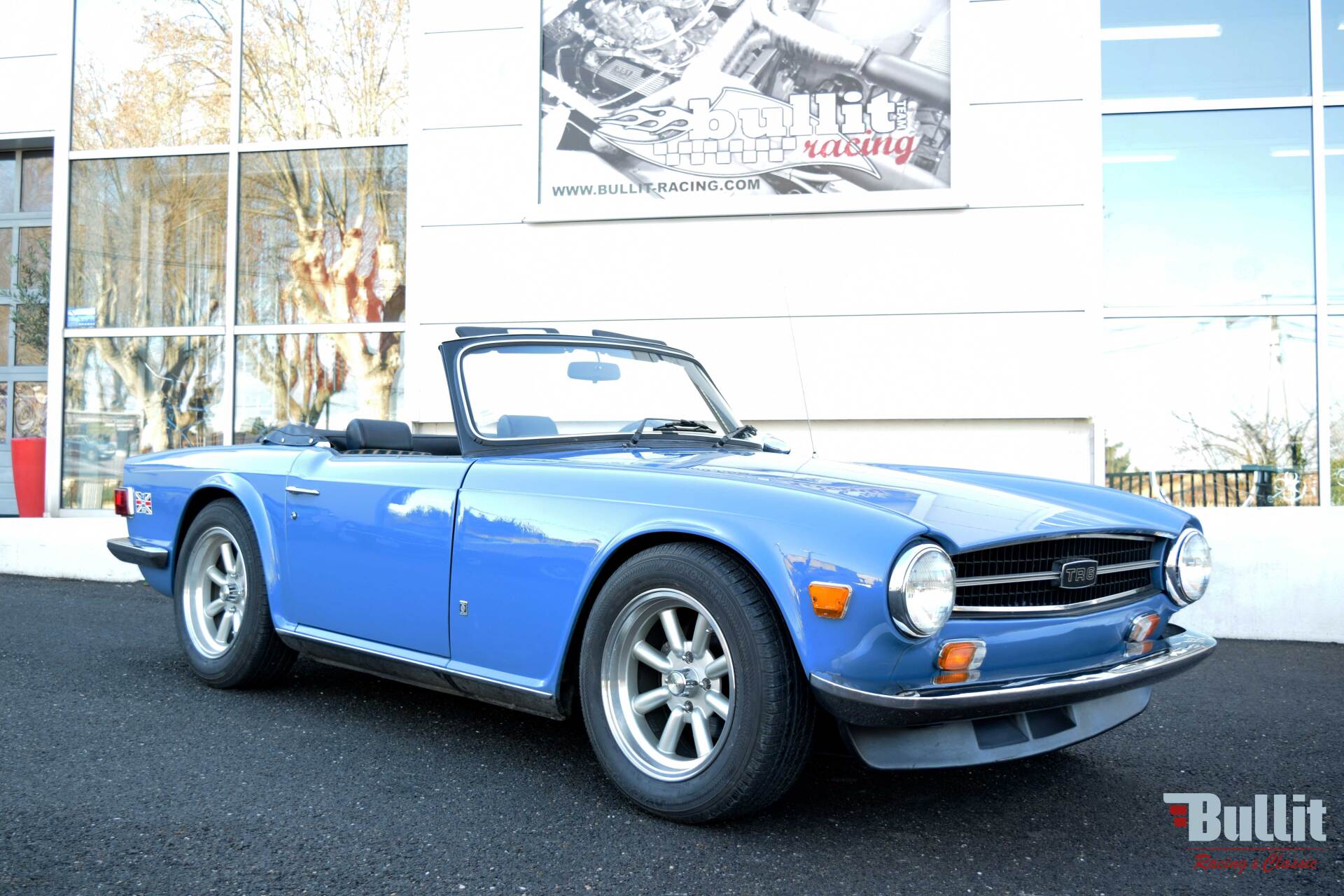 Triumph TR6 de 1974 vue 3/4 avant droit