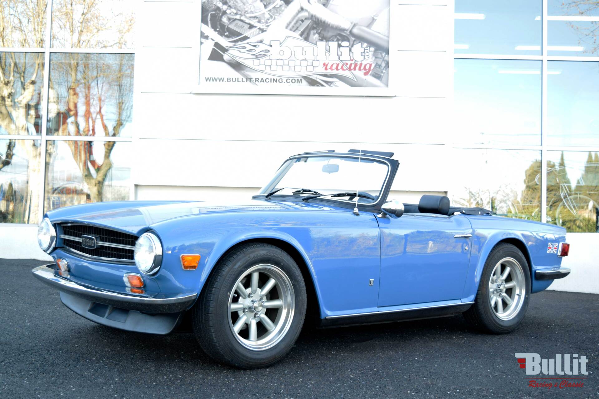 Triumph TR6 cabriolet bleu de 1974