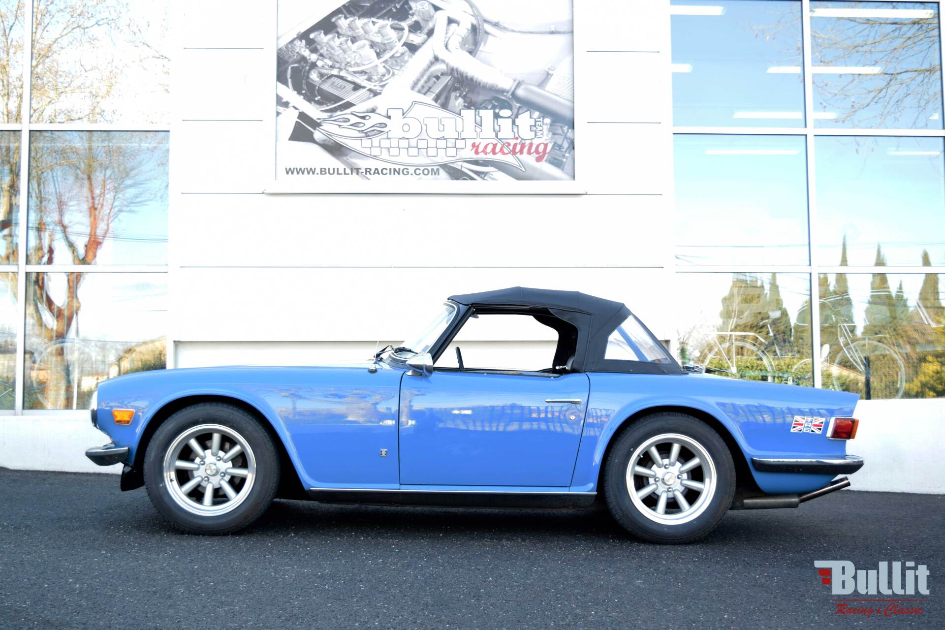 Triumph TR6 de 1974 vue de profil gauche