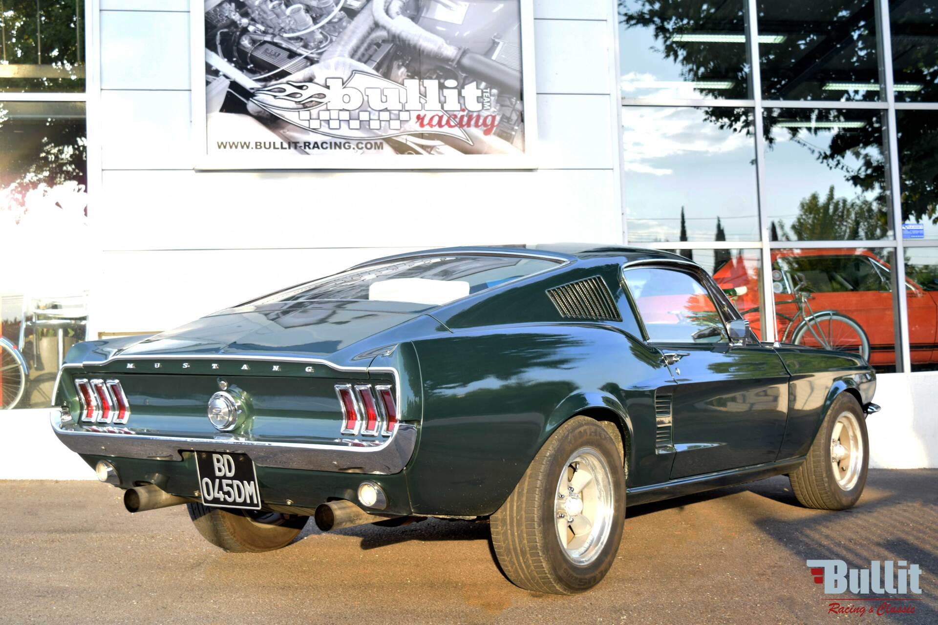 Ford Mustang Fastback V8 de 1967, vue de 3/4 arriere droit