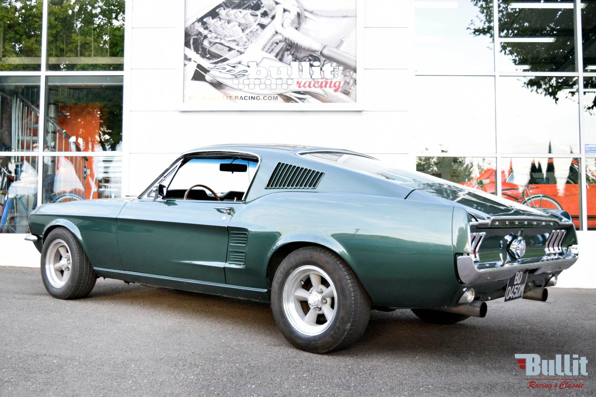 Ford Mustang Fastback V8 de 1967, vue de 3/4 arrière gauche