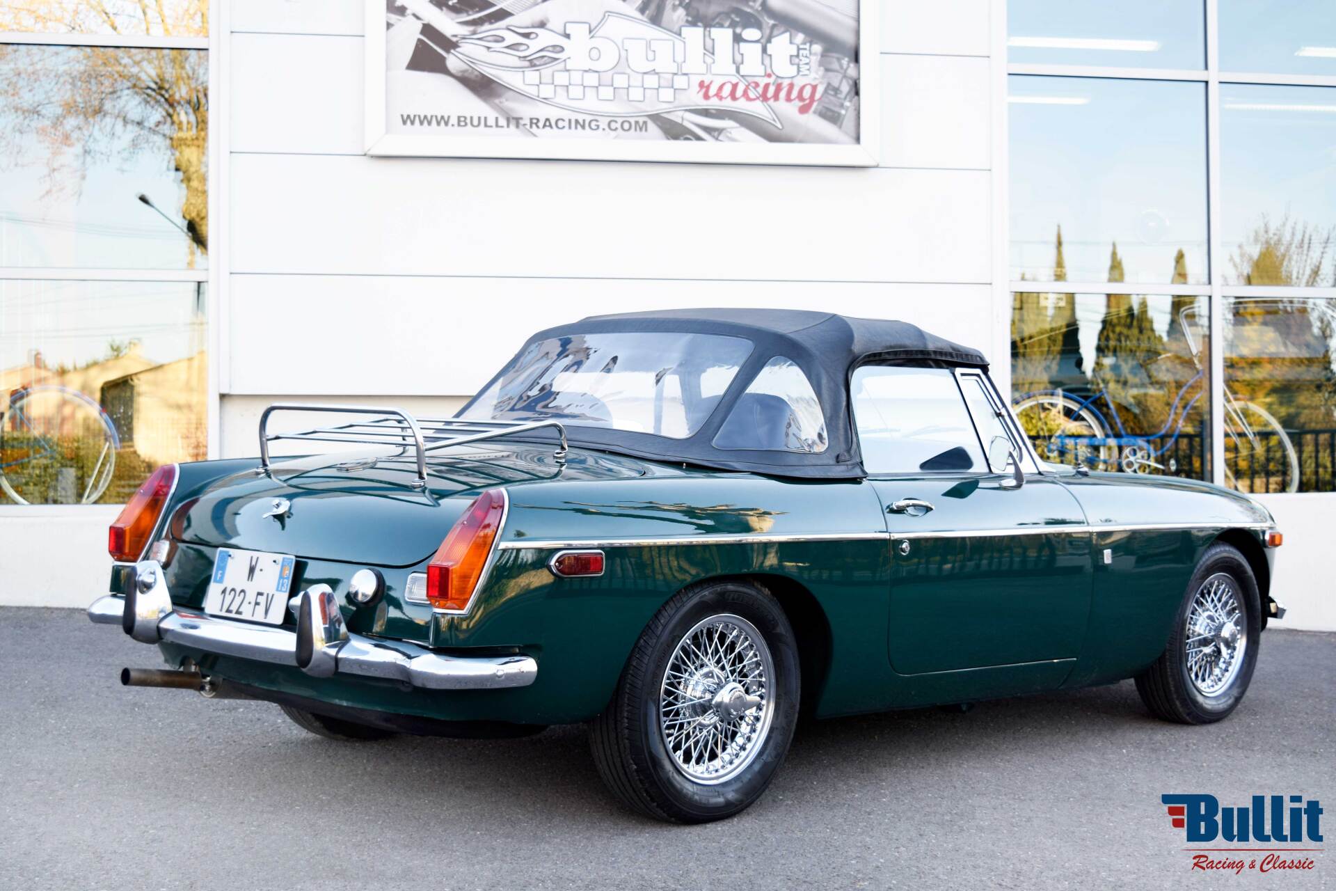 MGB cabriolet de 1972 vue de 3/4 arrière droit