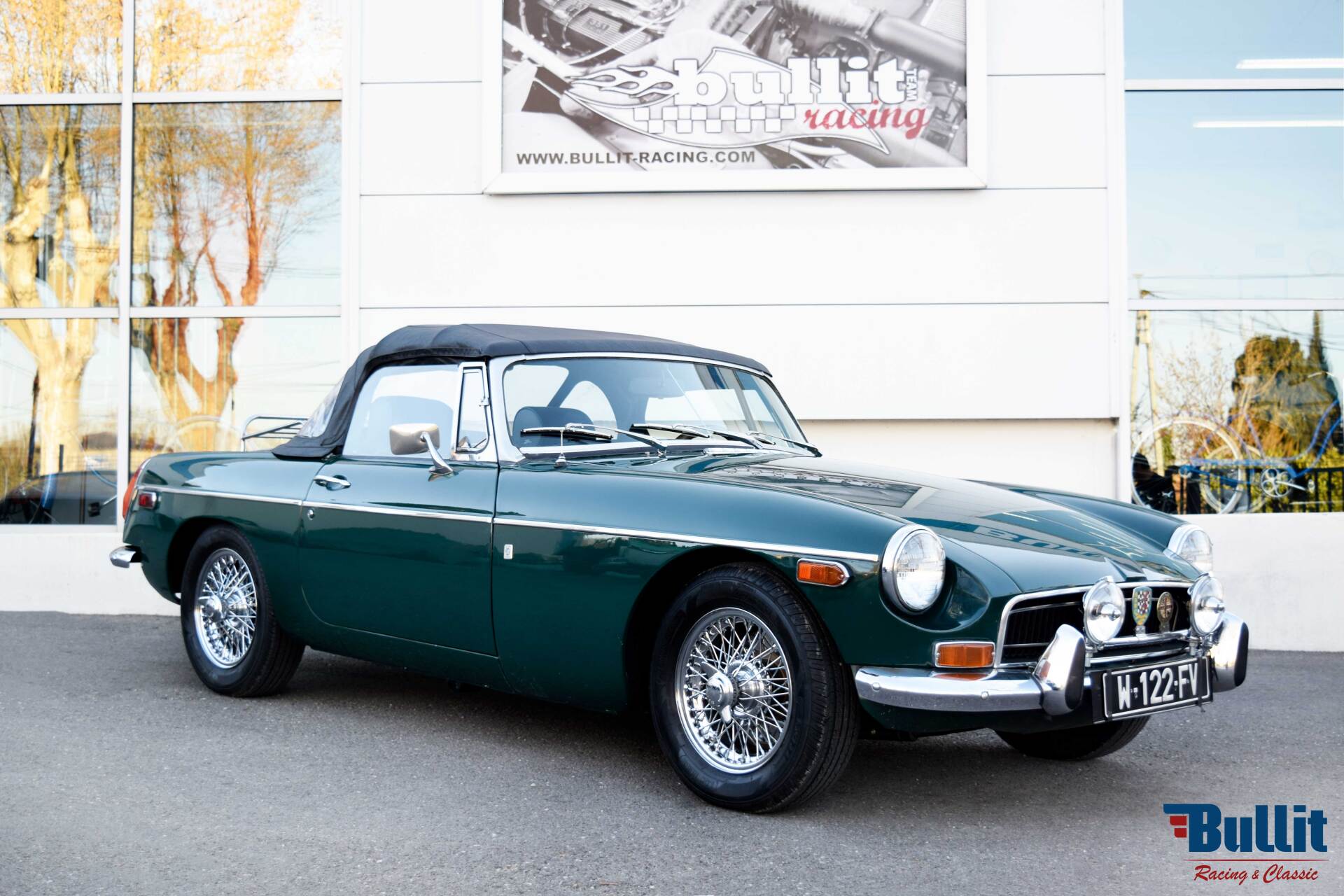 MGB vert anglais cabriolet de 1972 vue de 3/4 avant droit