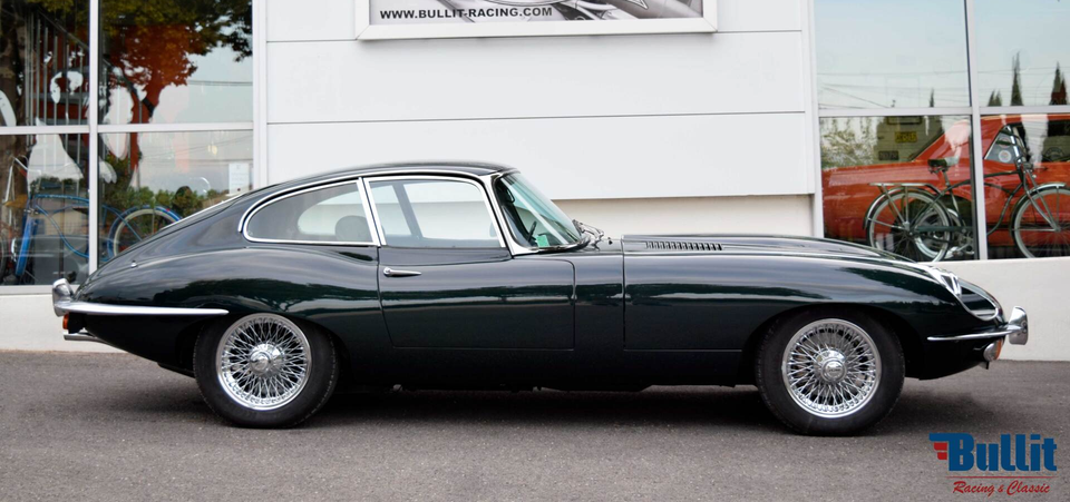 Jaguar type E coupé FHC de 1969 vue de profil droit