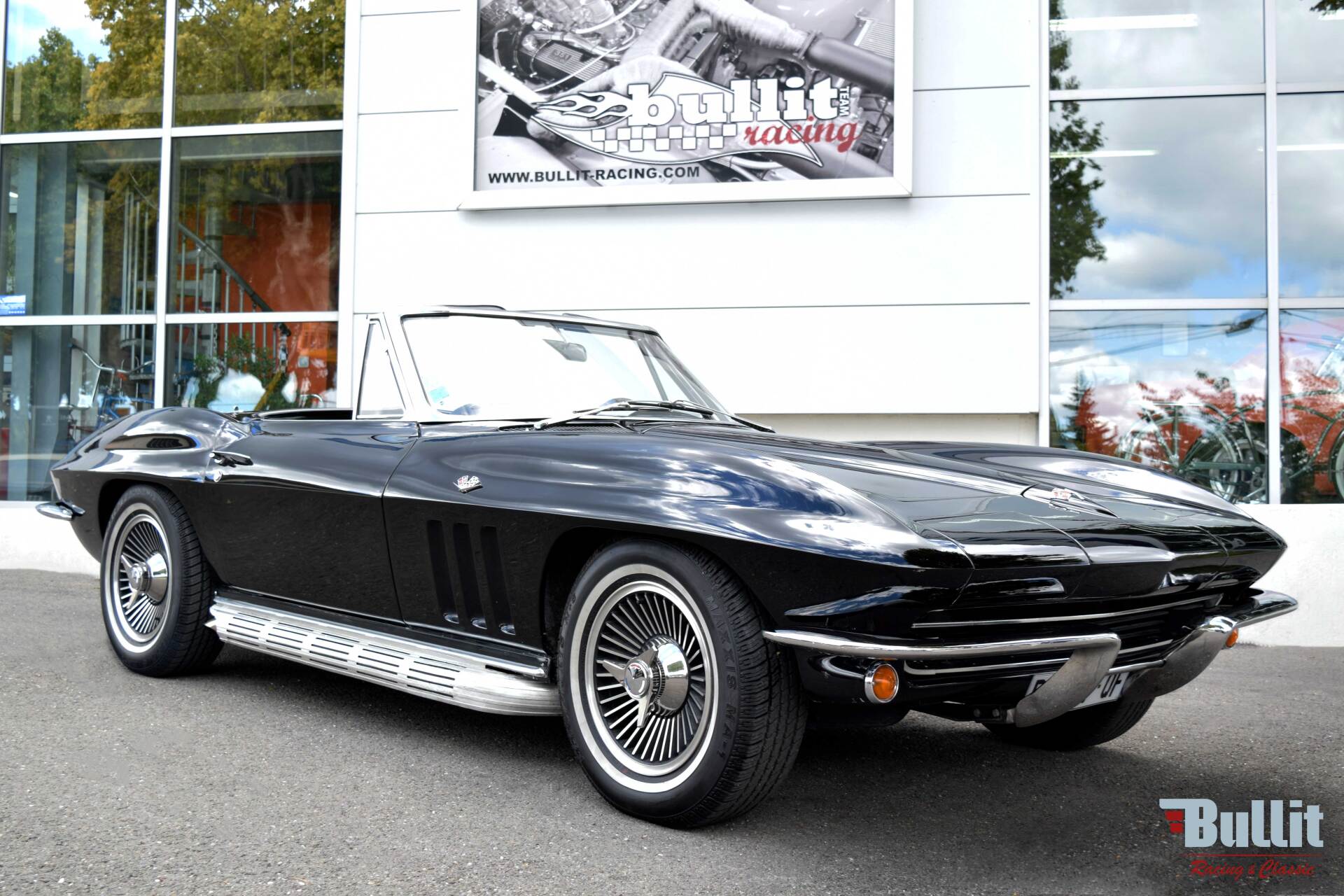 Chevrolet Corvette C2 cabriolet de 1965 vue 3/4 avant droit