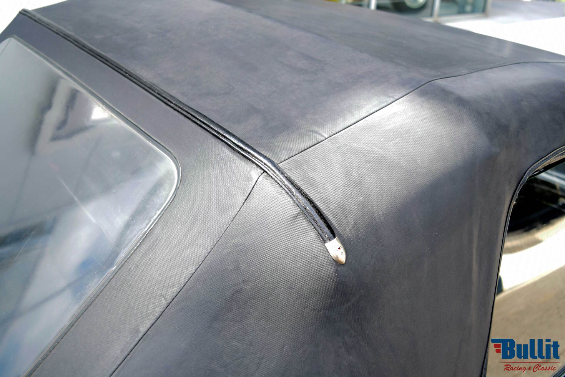 détail capote Chevrolet Corvette C2 cabriolet de 1965