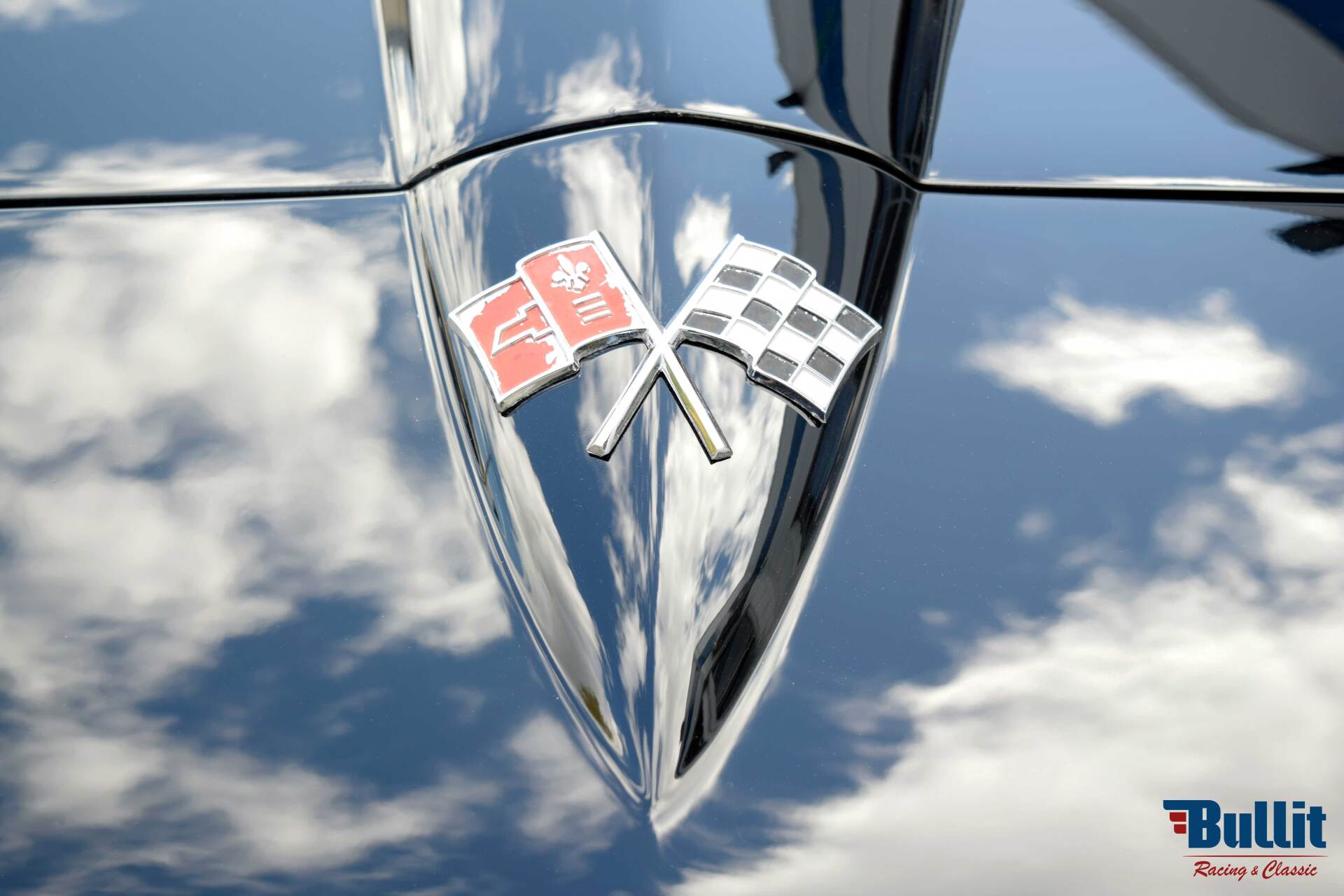 détail logo Chevrolet Corvette C2 cabriolet de 1965
