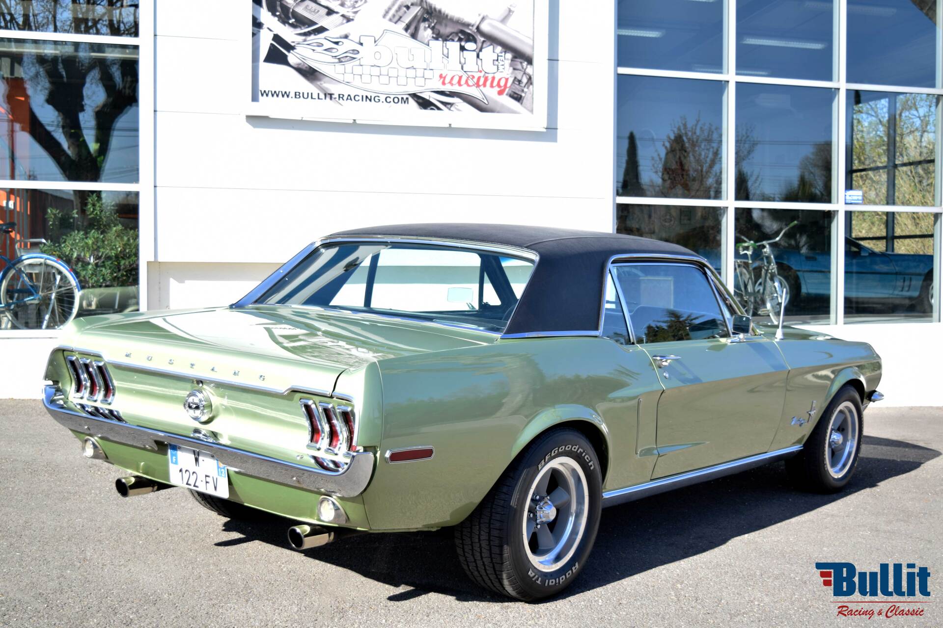 Ford Mustang coupé de 1968 vue de 3/4 arrière droit