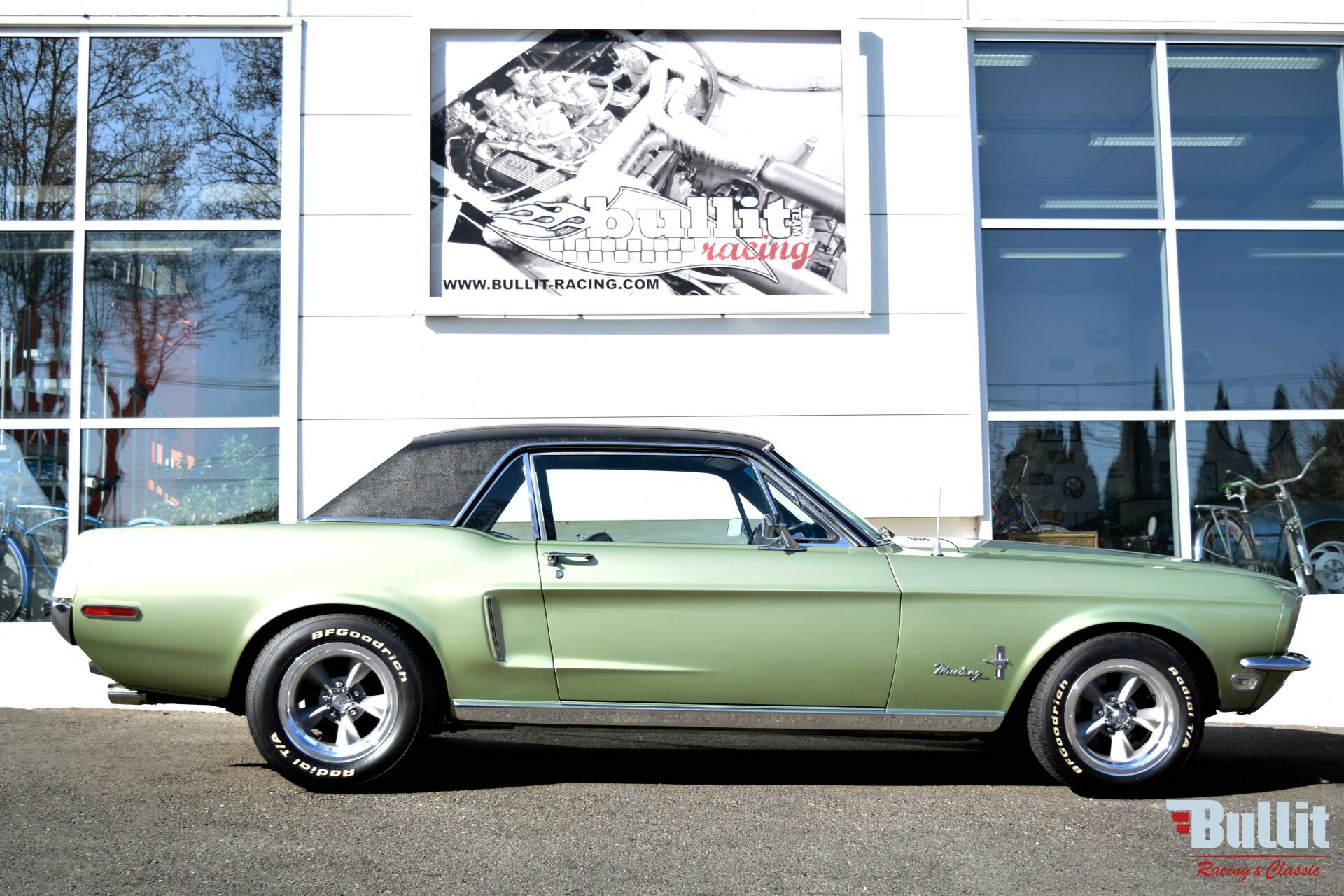 Ford Mustang coupé de 1968 vue de profil droit