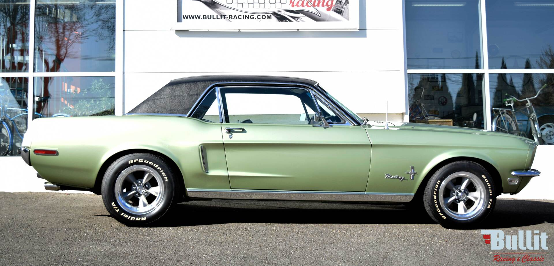 Ford Mustang coupé de 1968 vue de profil droit