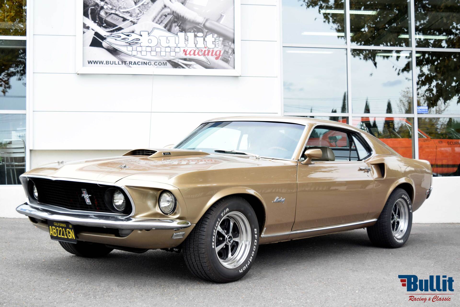 Ford Mustang fastback 351 GT de 1969 couleur champagne métallisé vue 3/4 avant gauche