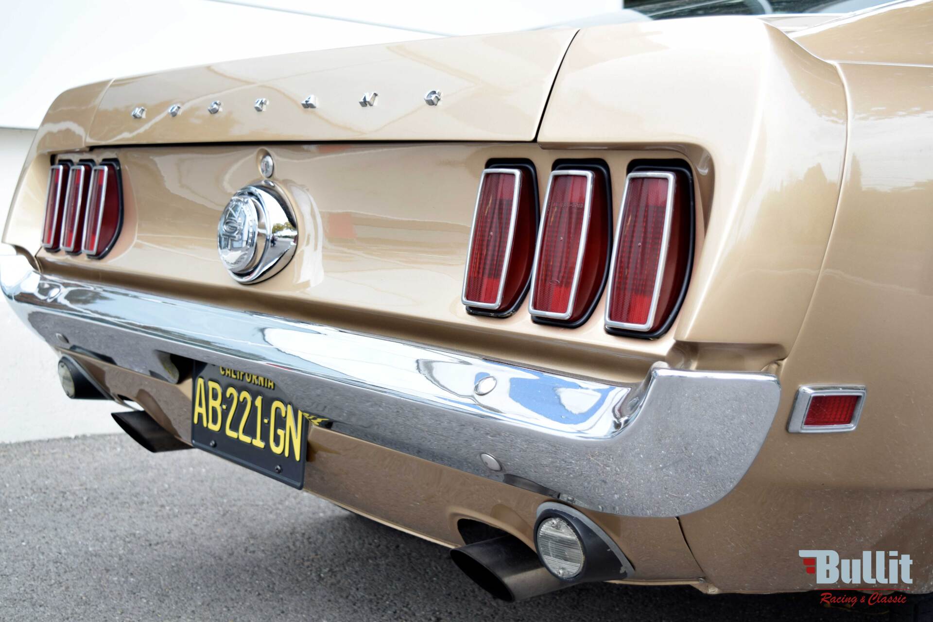 arrière Ford Mustang fastback 351 GT de 1969 couleur champagne métallisé