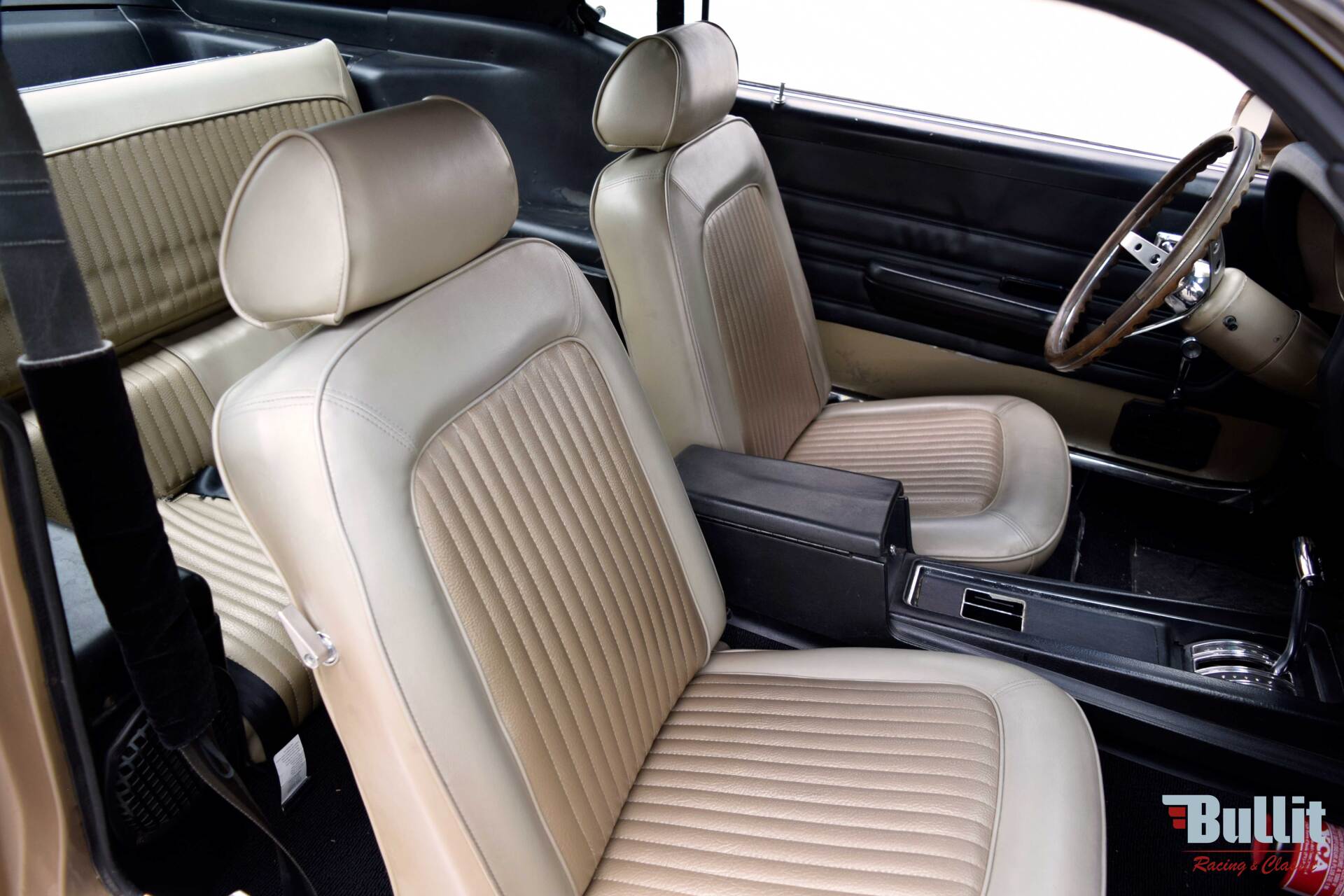 intérieur Ford Mustang fastback 351 GT de 1969 couleur champagne métallisé