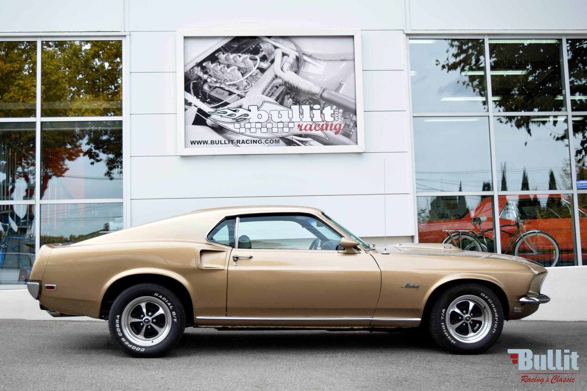Ford Mustang fastback 351 GT de 1969 couleur champagne métallisé vue de profil droit